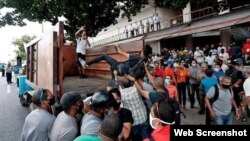 Imágenes de la represión a los manifestantes del 11J en Cuba (Foto tomada de Facebook).