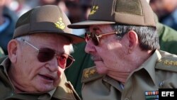 El general Raúl Castro (dcha) y el comandante Guillermo García Frías (izda).