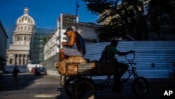 Una imagen de la vida diaria en La Habana en plena crisis del transporte.