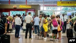 Pasajeros esperan el chequeo de Aduana en el Aeropuerto Internacional José Martí. (Archivo AFP/Adalberto Roque)