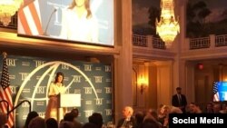 Nikki Haley en la cena del Instituto Republicano Internacional. Tomado de la cuenta oficial de Twitter @IRIglobal.