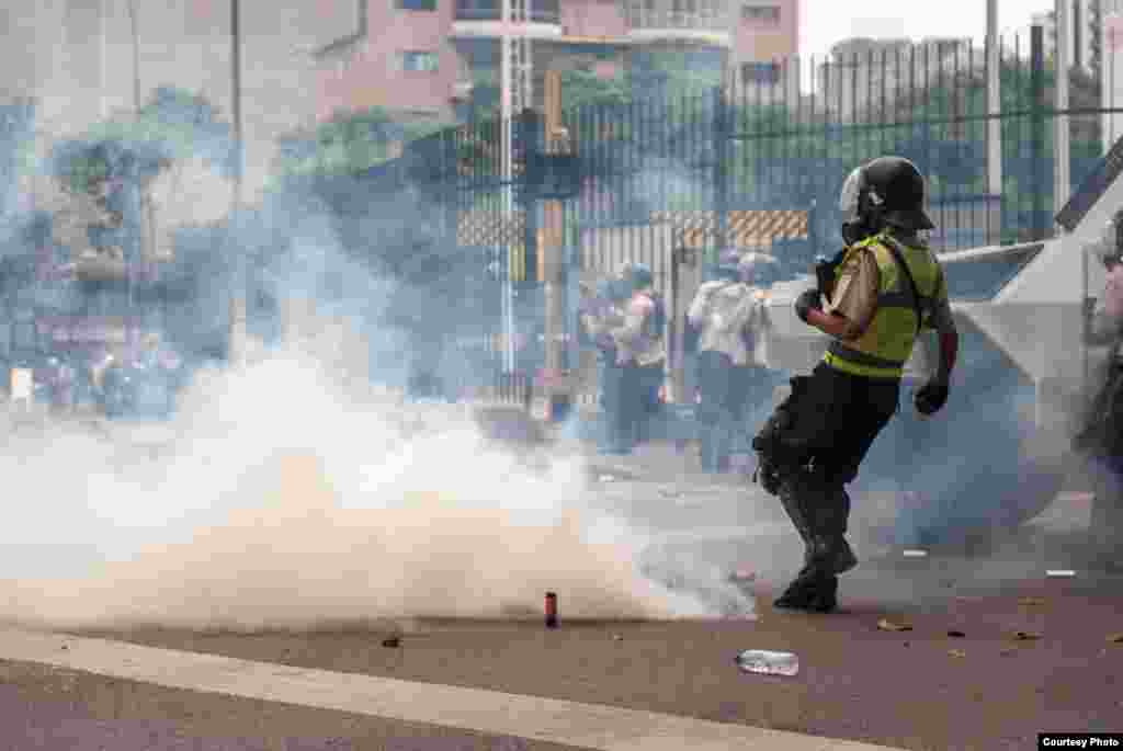 Efectivo de la PNB instantes luego de lanzar bomba lacrimógena. (Foto: Juan Pablo Arraez)