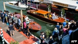 Periodistas a la caza de "estrellas" a su arribo a La Mostra de Venecia