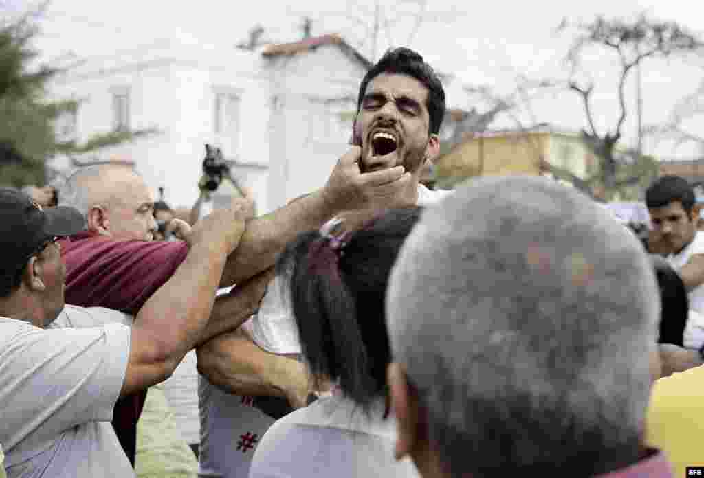 Miembros de las Damas de Blanco son arrestadas por la Policía hoy, domingo 20 de marzo de 2016, tras una marcha en La Habana (Cuba).