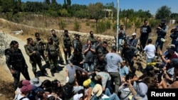 Las fuerzas israelíes detienen a activistas durante una protesta contra los asentamientos israelíes, cerca de Belén, en Cisjordania. REUTERS/Yosri Aljamal