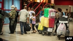 Cubanos en el aeropuerto José Martí.