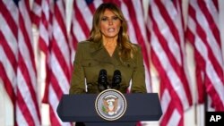 La primera dama de Estados Unidos, Melania Trump, interviene en la segunda jornada de la Convención Nacional Republicana desde el Jardín de las Rosas, en la Casa Blanca.