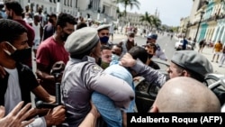 Arrestos en La Habana el 11 de julio de 2021. (ADALBERTO ROQUE / AFP).