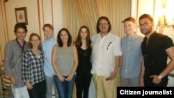 En La Habana la actriz Jodie Foster su pareja e hijos junto a Mariela Castro, su familia y Manuel Vázquez (Der) Subdirector del Centro Nacional de Educación Sexual.