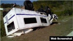 El camión ómnibus siniestrado en La Herradura, un peligroso tramo de carretera entre Niquero y Pilón.