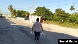 Familiar lleva alimentos a un manifestante del 11J preso en Guamajal,Villa Clara. (Foto: Facebook Roxana García Lorenzo)