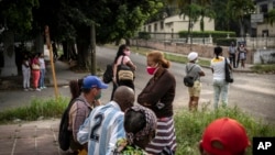 Familiares de los manifestantes del 11J enjuiciados este martes en el Tribunal de 10 de Octubre, en La Habana. (AP/Ramón Espinosa)