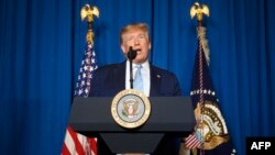 El Presidente de Estados Unidos Donald Trump habla el viernes ante un grupo de periodistas en su residencia de Mar-a-Lago, en la Florida (Foto: Jim Watson/AFP).