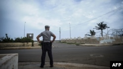 Un policía en La Habana.