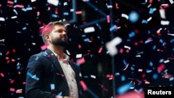 El presidente electo de Chile, Gabriel Boric, celebra con sus partidarios después de ganar las elecciones presidenciales en Santiago, el 19 de noviembre de 2021.