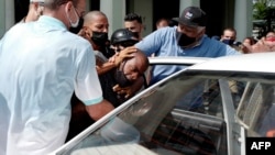 Un hombre es detenido durante una manifestación contra el gobierno del presidente cubano Miguel Díaz-Canel en La Habana, el 11 de julio de 2021.