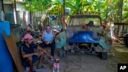 Un taller mecánico en Las Minas, Cuba, el 5 de septiembre de 2024. (AP/Ramón Espinosa).