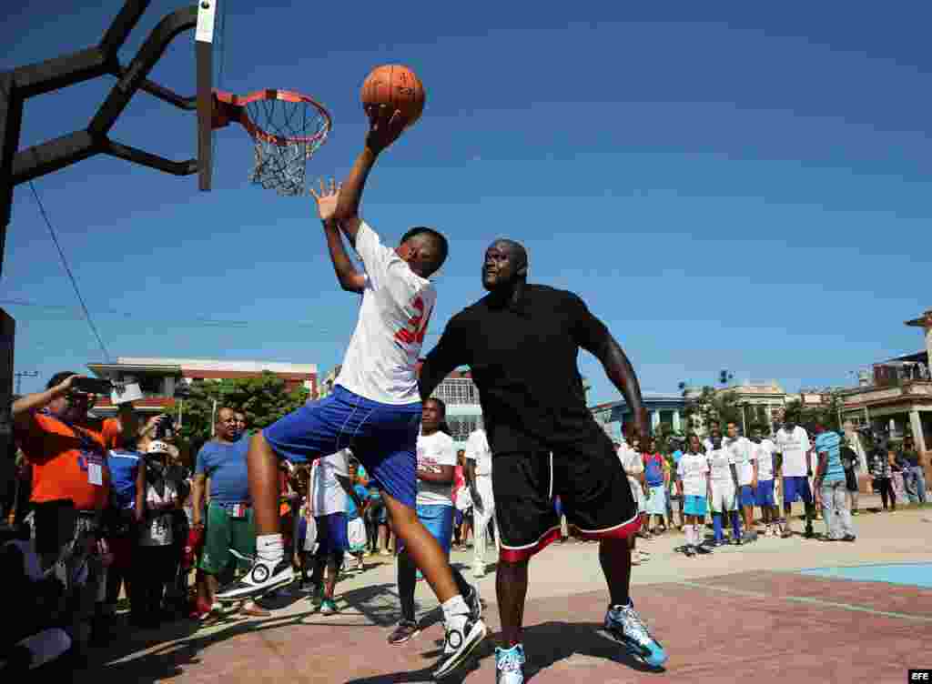 Shaquille O'Neal, quien jugó durante 19 temporadas en distintos equipos de la NBA, participa en un taller en La Habana con niños y jóvenes jugadores de baloncesto.