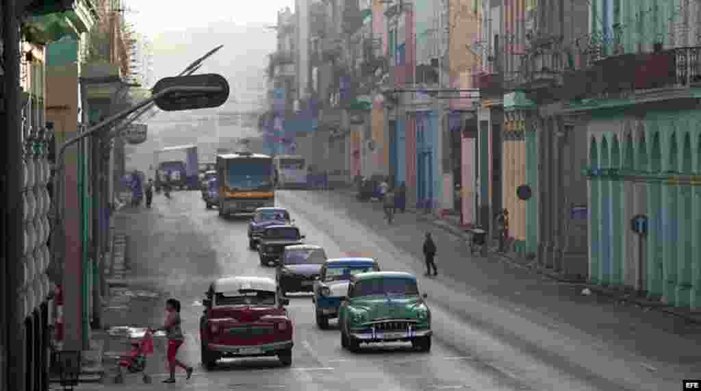 Vista de una calle de La Habana (Cuba), este &nbsp;viernes, 20 de enero de 2017, día en que Donald Trump asume la presidencia de EEUU. Washington y La Habana &nbsp;han desarrollado una frenética actividad bilateral en las últimas semanas, pues con la salida de Barack Obama de la Casa Blanca y la llegada de Trump la continuidad del deshielo iniciado en el 2014 se tiñe de incertidumbre, porque el nuevo mandatario ha insistido en que no está de acuerdo con este proceso. &nbsp;