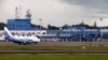 Un vuelo chárter aterriza en el aeropuerto internacional José Martí de La Habana.