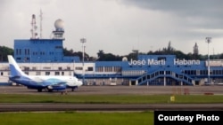 Un vuelo chárter aterriza en el Aeropuerto Internacional José Martí de La Habana.