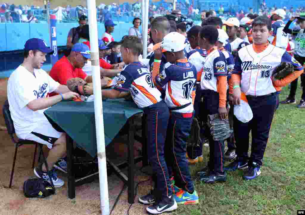 BEISBOLISTA DE GRANDES LIGAS CLAYTON KERSHAW IMPARTE CLASE A NIÑOS CUBANOS