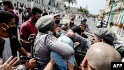 Un hombre es arrestado durante una manifestación contra el gobierno del gobernante cubano Miguel Díaz-Canel, en La Habana, el 11 de julio de 2021.