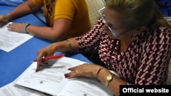 Delegados participan en las comisiones parlamentarias. 