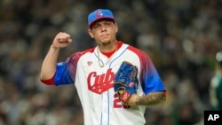 El lanzador Yariel Rodríguez de Cuba en un juego del Clásico Mundial de Béisbol entre Cuba y Australia en el Tokyo Dome de Tokio, el 15 de marzo de 2023. (Foto AP/Toru Hanai)