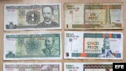  El sistema de doble moneda irrita a muchos cubanos, que reciben un salario en pesos pero deben comprar el aceite o la pasta de dientes en CUC, una moneda 25 veces más fuerte.