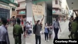 Luis Robles Elizástegui, protestando en el boulevar San Rafael de La Habana para exigir la libertad del rapero Denis Solís.