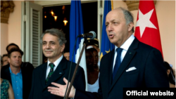 El embajador de Francia Jean Mendelson y el canciller francés Laurent Fabius.