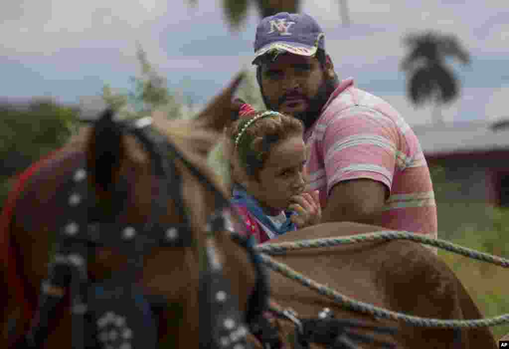 Una ni&#241;a regresa de la escuela en el carro de caballos de su padre en Pinar del R&#237;o. La actual crisis energ&#233;tica de la naci&#243;n isle&#241;a ha obligado a las autoridades a dar prioridad a los veh&#237;culos de tracci&#243;n animal. (AP Foto / Ismael Francisco)