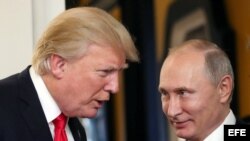 Vladimir Putin y Donald J. Trump conversan en la Cumbre de la APEC en Vietnam.