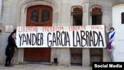 Miembros de la organización Cubanos Libres de Bélgica piden libertad para Yandier García Labrada. (Archivo)