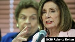 Nancy Pelosi (derecha) junto a la congresista demócrata Donna Shalala, durante su visita a la ciudad de Weston. (Foto: Roberto Koltun)