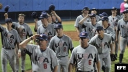  Los integrantes del equipo de Estados Unidos saludan al publico al final del partido amistoso frente a Cuba.