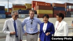 La secretaria de Comercio de EE.UU., Penny Pritzker (2da d.) visita el puerto cubano de Mariel.