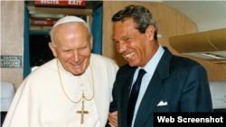 El Papa Juan Pablo II junto al portavoz del Vaticano, Joaquín Navarro-Valls