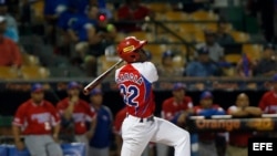 José Adolis García batea en el juego contra los Cangrejeros de Santurce, de Puerto Rico, el 3 de febrero de 2016.