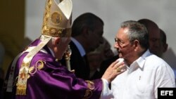 Papa Benedicto XVI saluda a Raúl Castro