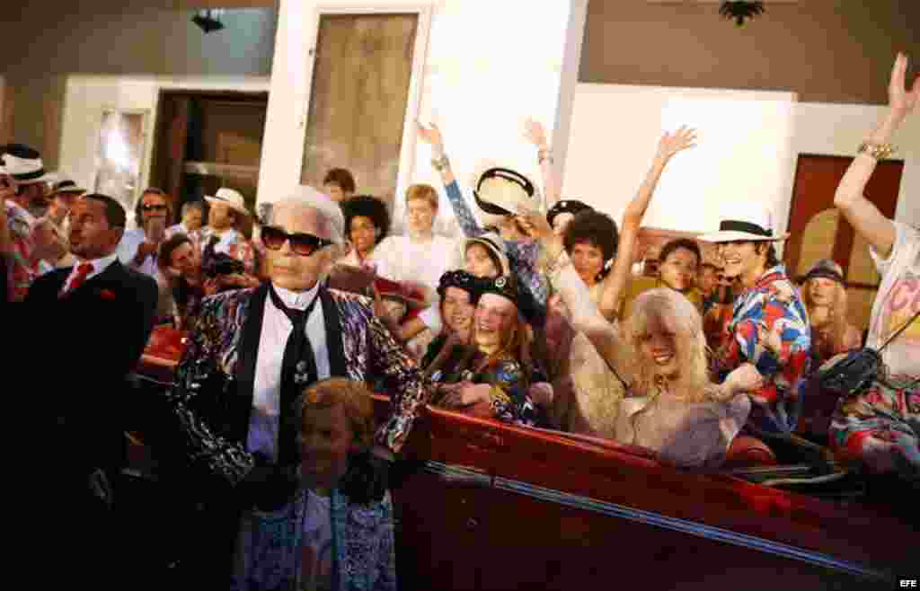 El director creativo de Chanel, Karl Lagerfeld, posa con varios modelos al concluir el primer desfile de la casa de moda Chanel.