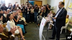 Jesús María Casal, presidente de la Comisión Nacional de Primarias, habla durante una ceremonia donde la comisión reconoció el triunfo de la aspirante presidencial María Corina Machado. (AP/Ariana Cubillos)