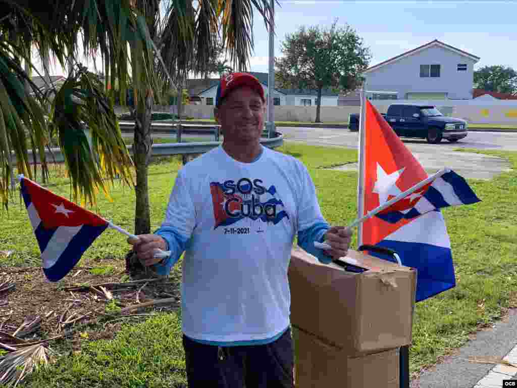 La Asamblea de la Resistencia Cubana encabeza una caravana de carros, desde el Cuban Memorial en el Tamiami Park, en Miami, para solidarizarse con las marchas c&#237;vicas en Cuba.