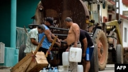 Imagen de referencia sobre la entrega de agua en pipa en los barrios de Cuba / Foto: Yamil Lage (AFP)