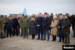 Zelenskiy, la presidenta de la Comisión Europea, Ursula von der Leyen, la primera ministra italiana, Giorgia Meloni, el primer ministro belga, Alexander De Croo, y el primer ministro canadiense, Justin Trudeau, en Hostomel.Ukrainian Presidential Press Service/Handout via REUTERS.