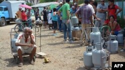 Holguineros hacen cola para adquirir las balitas de gas licuado. (Archivo)