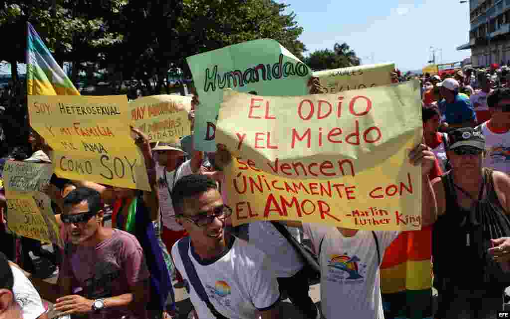 Decenas de personas participan en la Conga Cubana Contra la Homofobia