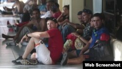 Cubanos en uno de los albergues que acoge a los migrantes en Costa Rica.