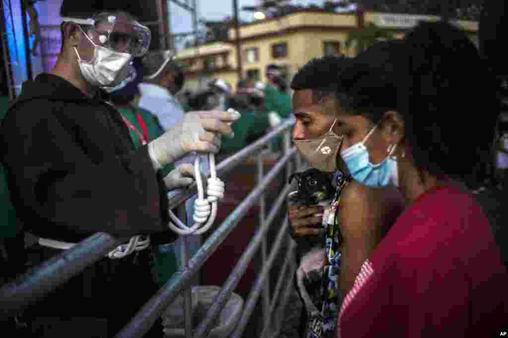 Seguidores de San Lázaro rezan durante la peregrinación al santuario del santo para su fiesta anual en el barrio El Rincón de Santiago de Las Vegas. (AP Photo/Ramon Espinosa)